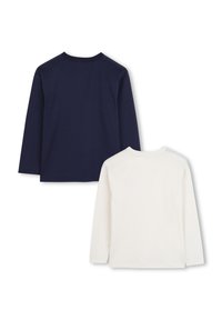 Zwei langärmelige T-Shirts: eines in Marineblau und eines in Weiß. Beide haben einen einfachen runden Ausschnitt und bestehen aus weichem Baumwollstoff.
