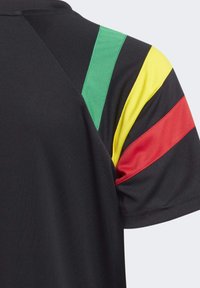 Schwarzes Sporthemd mit mehrfarbigen Streifen: grün, gelb, rot und schwarz über die Schulter, aus glattem, atmungsaktivem Material.
