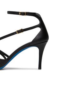 Sandal con tacco alto nero con cinturini sottili e dettagli in oro. Presenta un design elegante con una suola blu e una finitura in pelle testurizzata.