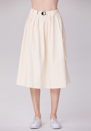 Jupe midi jaune clair avec une large ceinture élastique, une ceinture, et des poches latérales. Fabriquée en tissu respirant avec une texture lisse.