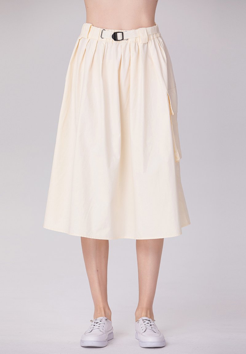 Jupe midi jaune clair avec une large ceinture élastique, une ceinture, et des poches latérales. Fabriquée en tissu respirant avec une texture lisse.