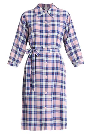 Abito midi a scacchi rosa, blu e bianco con maniche lunghe, colletto a punta, bottoni frontali e cintura legata in vita.