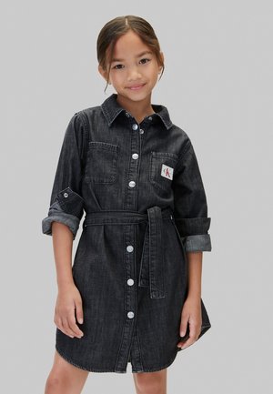 Calvin Klein Jeans, KIDS' BELTED DENIM SHIRT DRESS - Дънкова рокля - washed black
