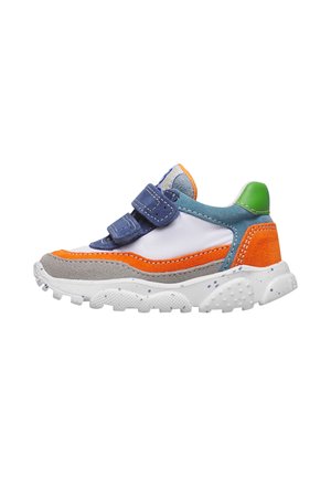 Sneaker per bambini con base bianca e dettagli arancioni, grigi, blu e verdi, dotata di due cinturini in velcro blu e suola bianca testurizzata.