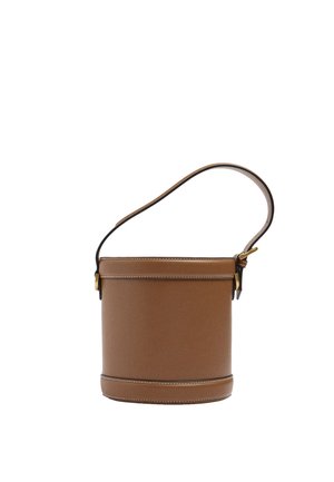 Brązowa torba typu bucket ze skóry, o wyraźnie zarysowanym kształcie, białym przeszyciem, pojedynczym regulowanym paskiem na ramię i złotym metalowym wykończeniem.