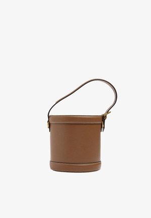 Brązowa torba typu bucket ze skóry, o wyraźnie zarysowanym kształcie, białym przeszyciem, pojedynczym regulowanym paskiem na ramię i złotym metalowym wykończeniem.