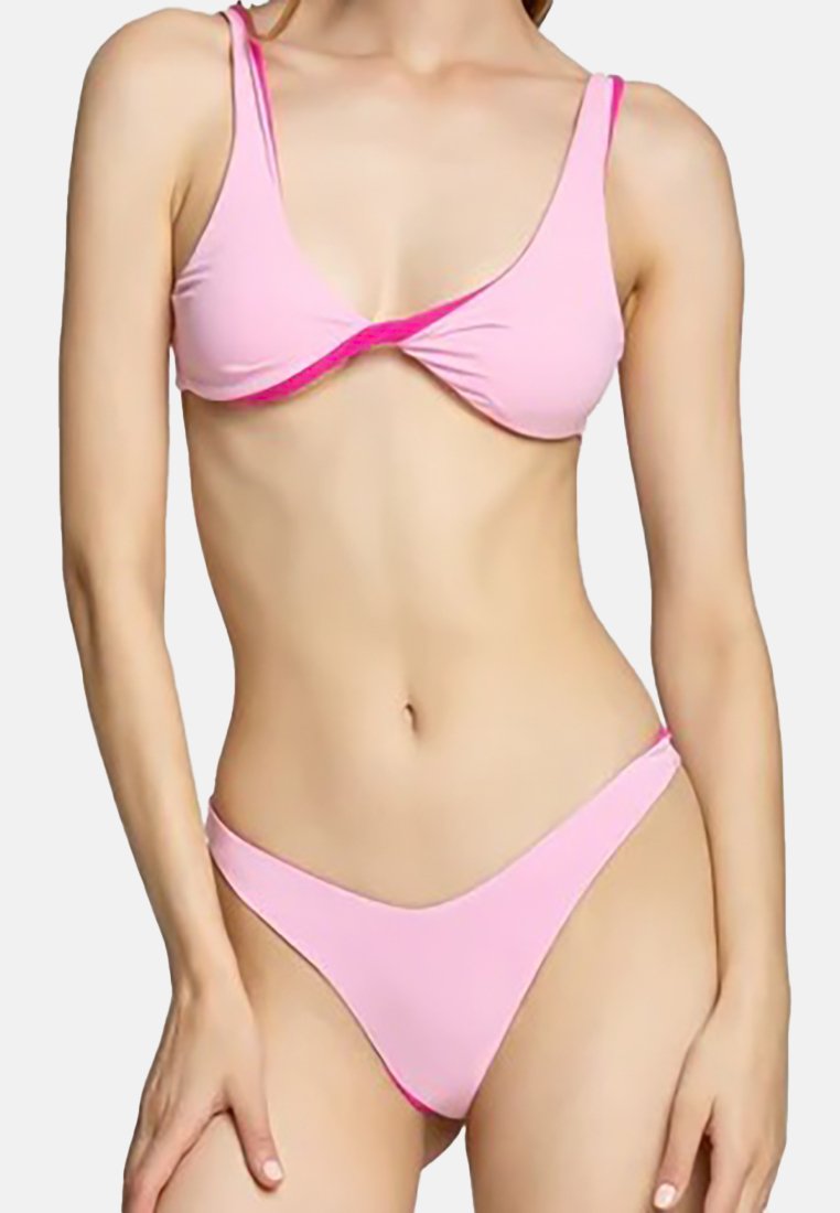 Set di bikini rosa con design frontale a spirale, spalline sottili e slip a vita bassa. Il tessuto appare liscio ed elastico.