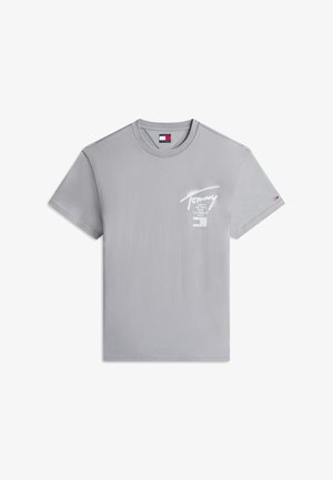 Lichtgrijs katoenen T-shirt met korte mouwen, met het woord "Tommy" en stadsnamen in witte letters op de borst gedrukt, kleine Tommy Hilfiger-vlag op de linkermouw.