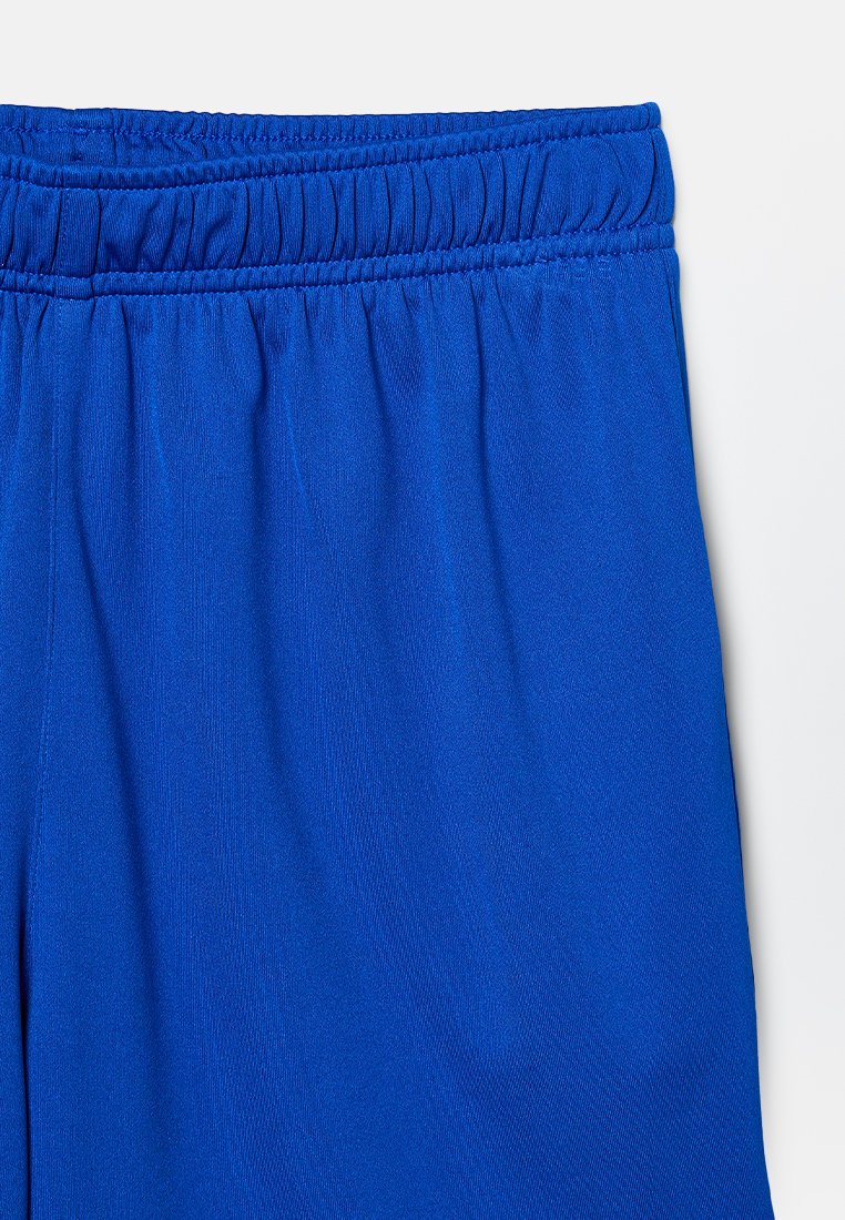 Blauwe broek met elastische tailleband, voorzien van geplooide stoffen details en een soepele textuur, weergegeven op een effen witte achtergrond.
