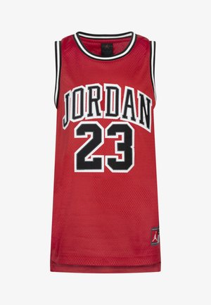 Raudona krepšinio marškinėliai iš tinklinės medžiagos, su užrašu "JORDAN" ir numeriu "23" baltos ir juodos spalvos, su juodos ir baltos spalvos apdaila aplink kaklą.