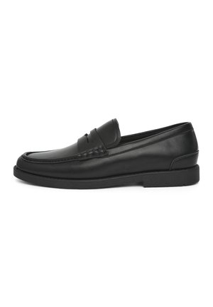 Czarny skórzany penny loafer z przeszyciami moc toe, niskim obcasem i gładką podeszwą, pokazany z boku na białym tle.