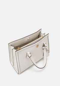 Jasnoszara torebka o fakturze przypominającej skórę, ze złotymi akcentami, podwójnymi uchwytami, kieszonką zapinaną na zamek oraz zapięciem na zatrzask. Wnętrze posiada detal z logo.
