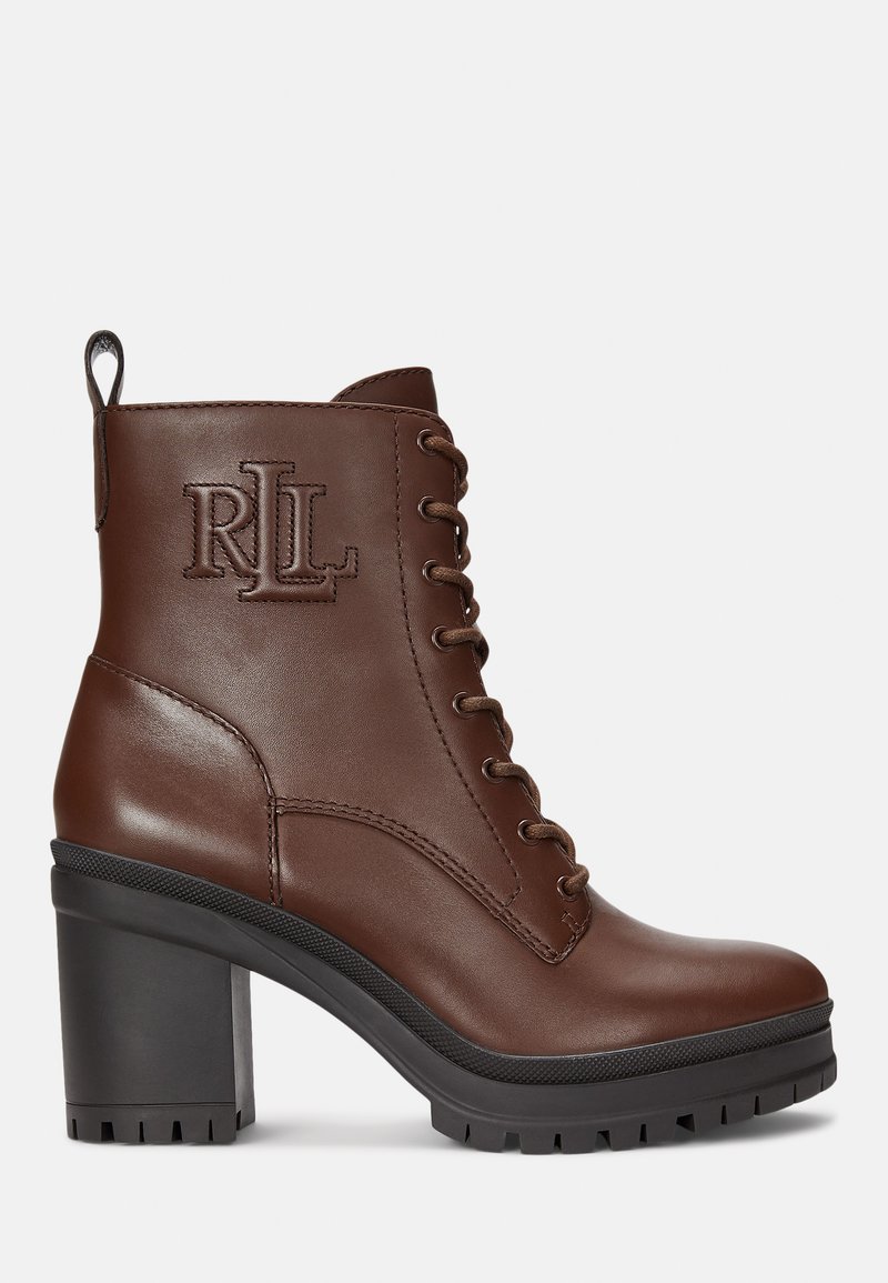 Bruine leren enkellaars met een ronde neus, vetersluiting aan de voorkant, reliëf logo-detail, robuuste zwarte hak en een gestructureerde zool voor grip.