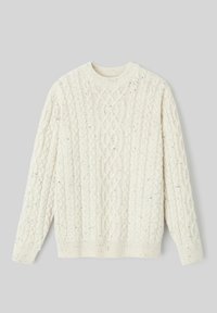 Pull en maille torsadée crème avec un col rond et des poignets côtelés, présentant un motif texturé et des touches de couleur tout au long.