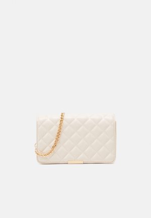 Flødefarvet quiltet clutch taske med guldkæde og rektangulær gulddetalje på frontklappen mod hvid baggrund.