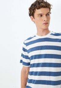 Koton STRIPED - Camiseta estampada - blue