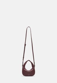 Bordowa skórzana torebka o zaokrąglonym kształcie, regulowanym pasku, gładkiej fakturze i zamknięciu na zamek u góry. Logo widoczne na przedniej stronie.