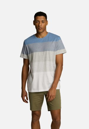 Koszulka z krótkim rękawem z poziomymi paskami w odcieniach niebieskiego, szarego i białego. Wykonana z miękkiego materiału, z okrągłym dekoltem i luźnym krojem.