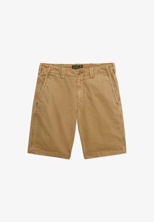 Pantalones cortos de algodón beige hasta la rodilla con botón frontal, cremallera, trabillas para cinturón y bolsillos laterales inclinados, extendidos planos sobre un fondo blanco.