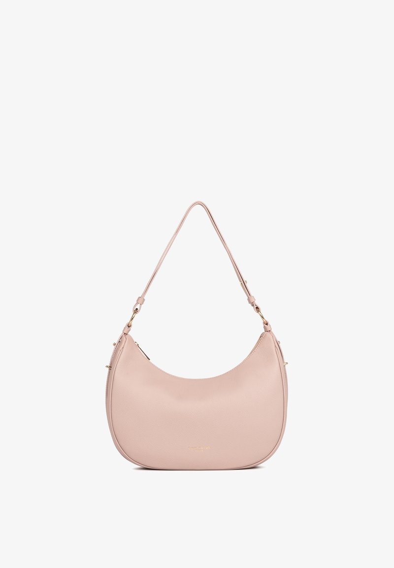 Sac à bandoulière en cuir rose pâle en forme de croissant avec une sangle réglable et des ferrures dorées, texture lisse et design minimaliste.