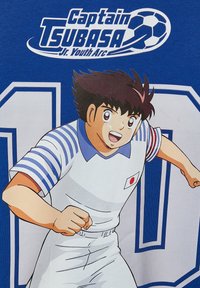 T-shirt con un personaggio dei cartoni animati che indossa una maglia bianca con strisce blu, in posa di corsa, con un dettaglio della bandiera giapponese; sfondo blu.