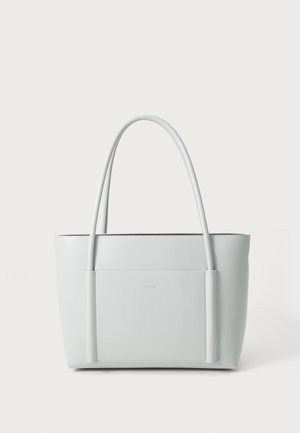 Sac fourre-tout rectangulaire en cuir blanc avec doubles anses longues et poche avant plate, design minimaliste.