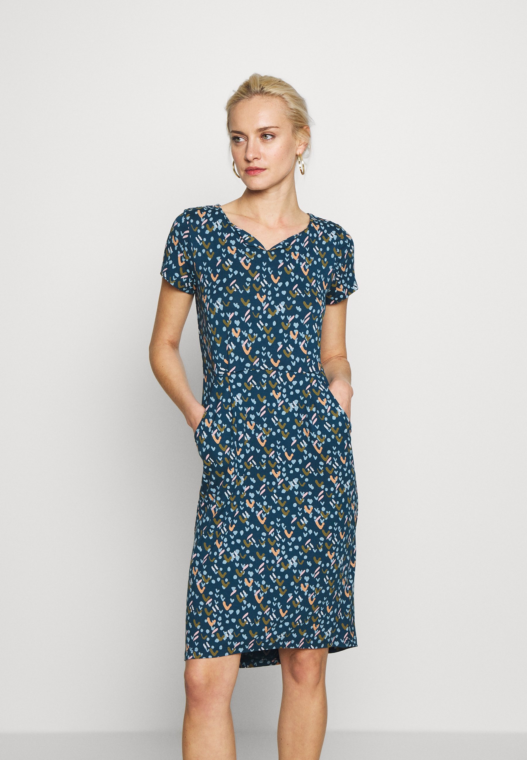 assembly label dress