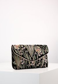 Bolso de mano de terciopelo negro con colorido bordado floral y acentos de cuentas, con cierre de solapa y forma rectangular estructurada.