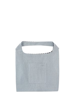 Sac cabas en tissu gris clair avec une large anse et une poche carrée à l'avant, design épuré sur fond blanc.