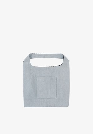 Sac cabas en tissu gris clair avec une large anse et une poche carrée à l'avant, design épuré sur fond blanc.