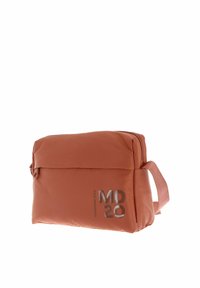 Trousse cosmétique rectangulaire couleur rouille avec une fermeture éclair sur le dessus, une poignée latérale et un logo "MD 20" en impression métallique sur le devant.