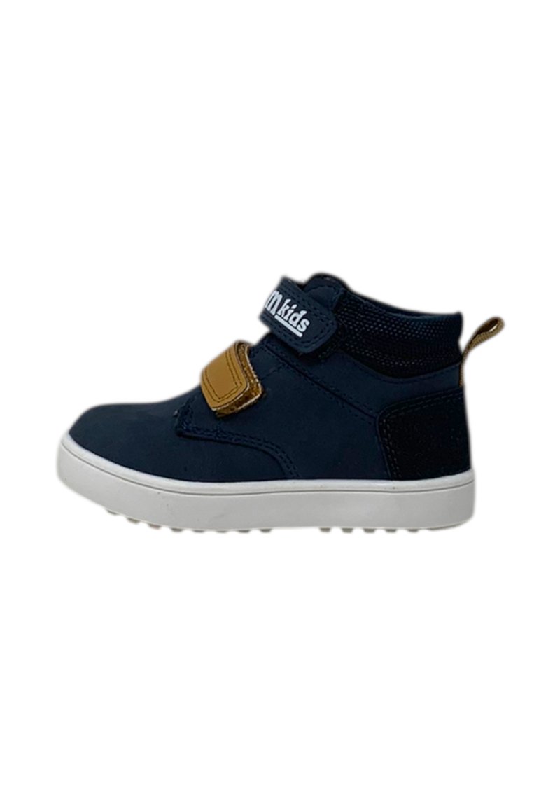 Scarpe alte per bambini di colore blu navy con suola bianca, cinturino in Velcro, dettagli beige e tessuto testurizzato sul colletto.