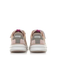 Beige Sneaker mit grauen Akzenten, weißen Sohlen, strukturiertem Stoff und einer rosa Fersenlasche. Branding "mtng." auf der Rückseite gedruckt.