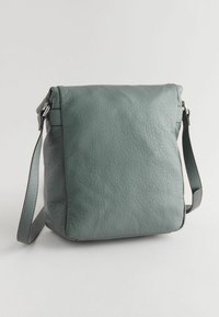 Zelena kožna crossbody torba s teksturiranim finišom, pravokutnog oblika, podesivim remenom i preklopom na vrhu.