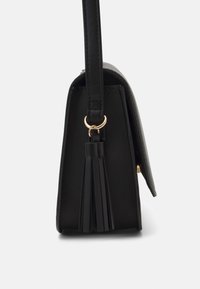 Borsa a tracolla nera con un design elegante, texture in pelle liscia, dettagli in hardware dorato e un elemento frangi sul lato.