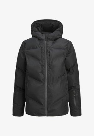 Fekete puffjaket, elöl cipzárral, magas gallérral és hozzákapcsolt kapucnival. Felszereltsége párnázott részeket és cipzáras zsebet tartalmaz a bal ujjon.