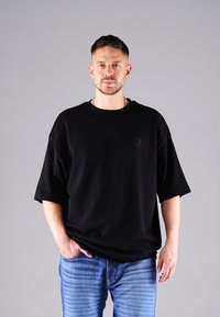 Unselected, black
