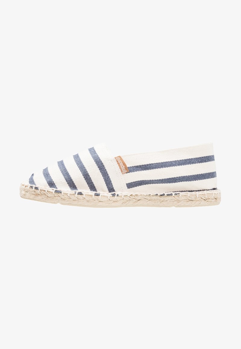 Espadrille à enfiler avec des rayures horizontales bleues et blanches et une semelle en jute tressé.