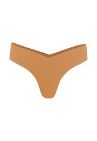String seamless tan avec un devant en forme de V, fabriqué en tissu lisse et extensible. Présente une taille basse et une couverture arrière minimale.