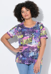 Kortærmet T-shirt i multicoloret grafisk tryk med nuancer af lilla, pink og grøn, med rund hals og afslappet pasform.