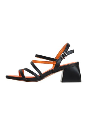 Fekete szíjas szandál blokk sarokkal, nyitott orral és narancssárga talpbéléssel, ezüst csatos bokapánttal.