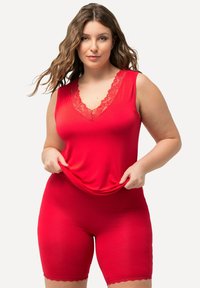 Rode dames tanktop en shortset van zachte stof, met een kant afwerking bij de halslijn en zoomdetails, die zorgen voor een comfortabele fit.