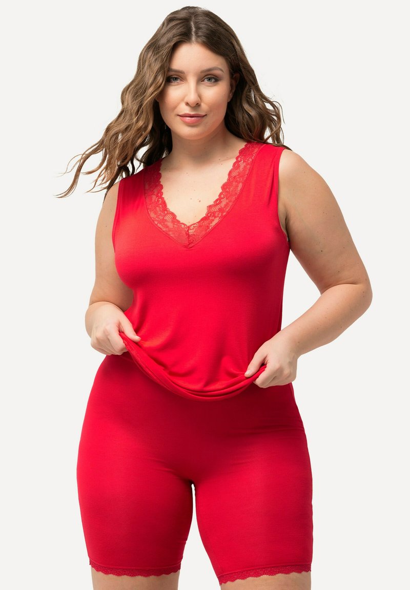 Rode dames tanktop en shortset van zachte stof, met een kant afwerking bij de halslijn en zoomdetails, die zorgen voor een comfortabele fit.