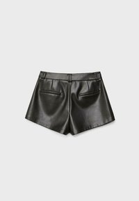 Pantaloni corti neri in pelle con una texture liscia, dotati di una vita sagomata, due tasche posteriori e un design minimalista.