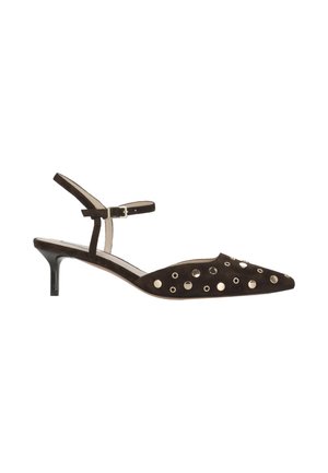 Escarpin slingback en daim noir à bout pointu, petits clous ronds argentés et fine bride de cheville avec boucle.