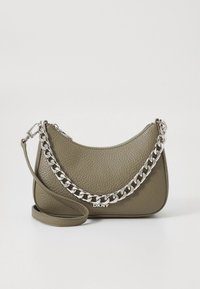 Mala de couro verde-oliva com acabamento texturizado, detalhe de corrente prateada e alça de ombro removível. Apresenta a marca DKNY na parte da frente.