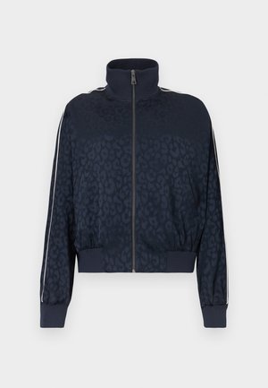 Tmavomodrá bomber bunda s leopardím vzorom, stojacím golierom, predným zipsom, rebrovanými manžetami a kontrastnými bielymi bočnými pruhmi.