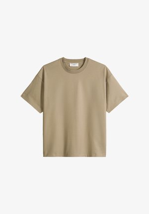Beige T-shirt met korte mouwen en een ronde hals, met een ontspannen pasvorm, gemaakt van gladde stof, weergegeven op een witte achtergrond.