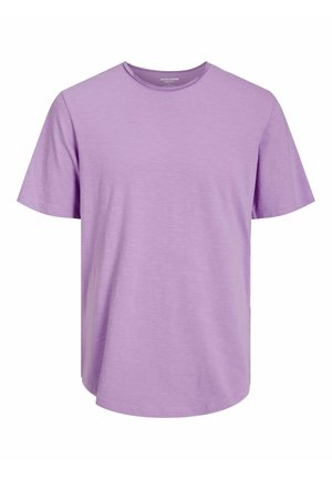 Camiseta de manga corta lila en tejido suave y ligero. Presenta un cuello redondo y un ajuste holgado con un dobladillo ligeramente curvado.