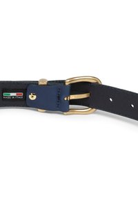 Cintura in pelle blu navy con fibbia dorata e etichetta "Made in Italy" che presenta i colori della bandiera italiana su sfondo bianco.